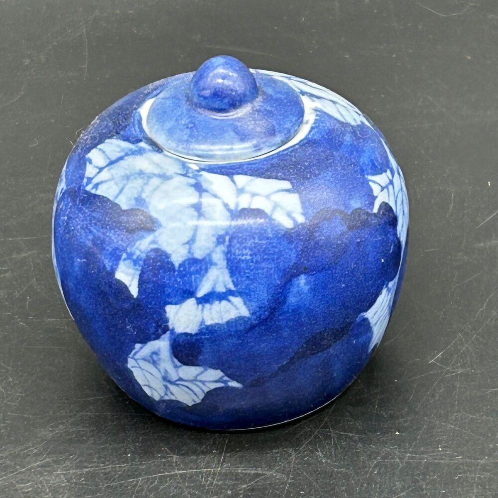 Vintage Blue and White Porcelain Trinket Jar with Leaf Design (Ajml)